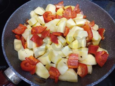 Kiaulienos troškinys su bulvėmis ir paprikomis Žingsnis 4