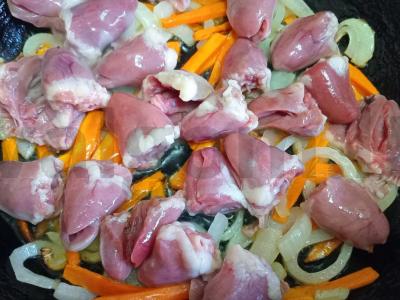 Plovas su vištienos širdelėmis Žingsnis 3