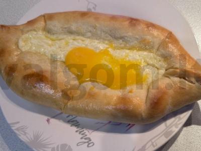 Patingėti khachapuri su sūriu ir varškės granulemis pagrindine nuotrauka