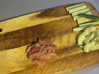 Rulonai su upėtakiu, avokadu ir jūros kopūstais Žingsnis 5