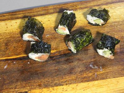 Rulonai su upėtakiu, avokadu ir jūros kopūstais Žingsnis 13