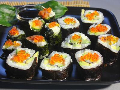 Rulonai su upėtakiu, avokadu ir jūros kopūstais pagrindine nuotrauka