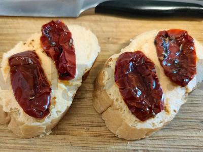 Sumuštiniai su džiovintais pomidorais ir žuvies ikrais pagrindine nuotrauka