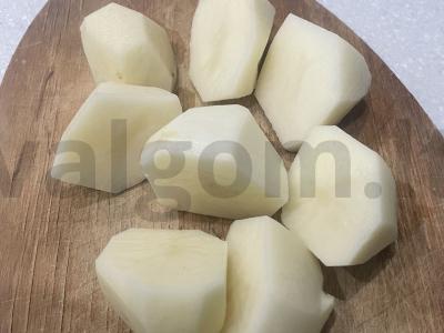 Bulvių puselės pomidorų sultyse kaip garnyras Žingsnis 1