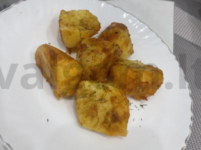 Bulvių puselės pomidorų sultyse kaip garnyras pagrindine nuotrauka