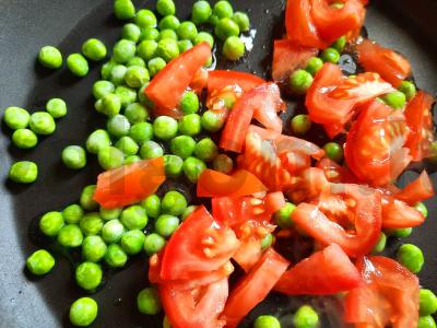 Avinžirnių omletas su žaliaisiais žirneliais ir dešra Žingsnis 1