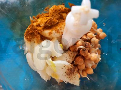 Avinžirnių omletas su žaliaisiais žirneliais ir dešra Žingsnis 2