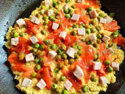 Avinžirnių omletas su žaliaisiais žirneliais ir dešra Žingsnis 3