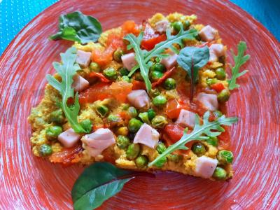 Avinžirnių omletas su žaliaisiais žirneliais ir dešra pagrindine nuotrauka