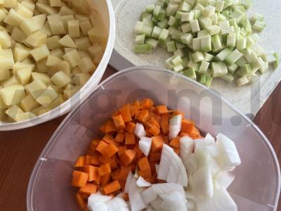 Troškintas bulves su troškiniu Žingsnis 1