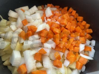 Troškintas bulves su troškiniu Žingsnis 2