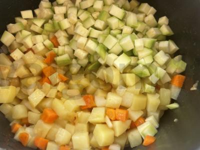 Troškintas bulves su troškiniu Žingsnis 3