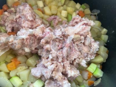 Troškintas bulves su troškiniu Žingsnis 4