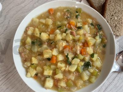 Troškintas bulves su troškiniu pagrindine nuotrauka