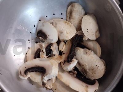 Kiaušinienė su grybais, raudonuoju svogūnu ir dešrelėmis Žingsnis 1