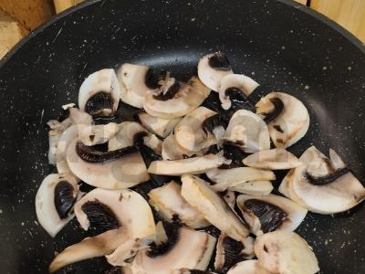 Kiaušinienė su grybais, raudonuoju svogūnu ir dešrelėmis Žingsnis 2