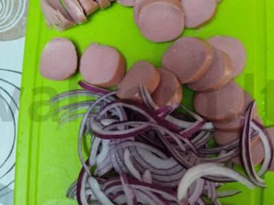 Kiaušinienė su grybais, raudonuoju svogūnu ir dešrelėmis Žingsnis 4