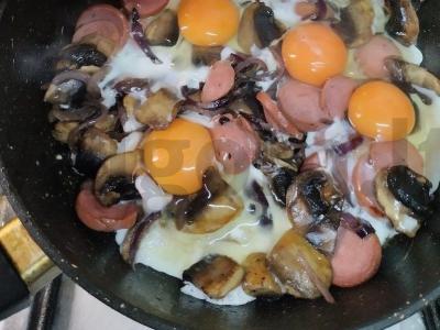 Kiaušinienė su grybais, raudonuoju svogūnu ir dešrelėmis Žingsnis 6
