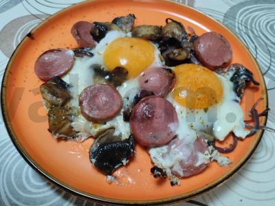 Kiaušinienė su grybais, raudonuoju svogūnu ir dešrelėmis pagrindine nuotrauka