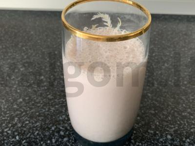 Pieno kokteilis su vyšnių uogiene ir ledais Žingsnis 3