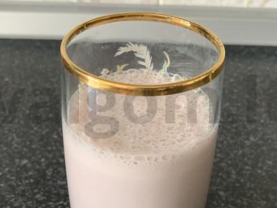 Pieno kokteilis su vyšnių uogiene ir ledais pagrindine nuotrauka