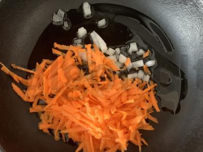 Sriuba su konservuotais agurkais, dešrelėmis ir bulguru Žingsnis 2