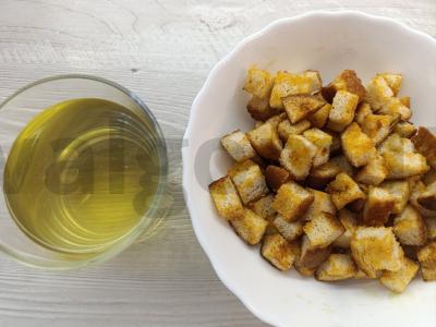 Česnakiniai skrebučiai su alyvuogių aliejumi pagrindine nuotrauka