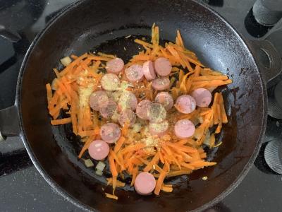 Sriuba su konservuotais agurkais, dešrelėmis ir bulguru Žingsnis 3