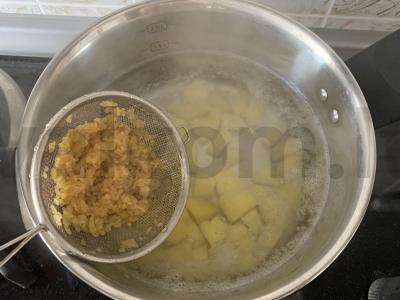 Sriuba su konservuotais agurkais, dešrelėmis ir bulguru Žingsnis 4