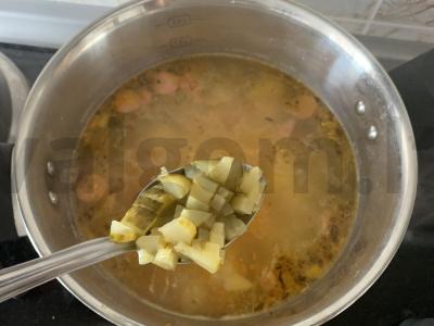 Sriuba su konservuotais agurkais, dešrelėmis ir bulguru Žingsnis 7