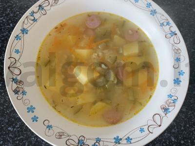 Sriuba su konservuotais agurkais, dešrelėmis ir bulguru pagrindine nuotrauka