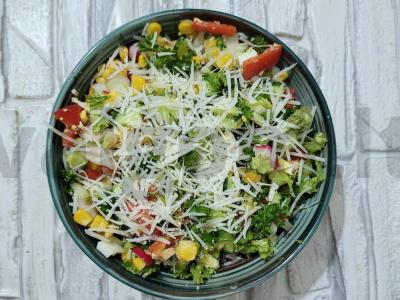 Sultingas salotas su daržovėmis ir parmezanu pagrindine nuotrauka