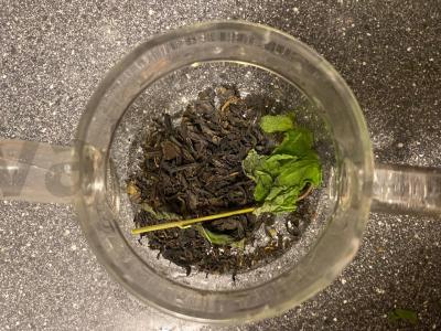 Namų juodoji arbata su džiovintais obuoliais Žingsnis 1