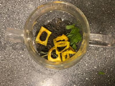 Namų juodoji arbata su džiovintais obuoliais Žingsnis 2