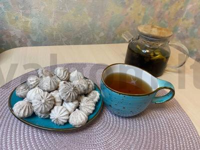 Namų juodoji arbata su džiovintais obuoliais pagrindine nuotrauka