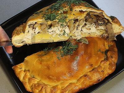 Šventinis vištienos pyragas su grybais ir šonine pagrindine nuotrauka