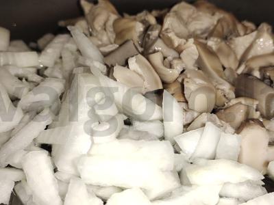 Vištienos ritinėliai su varške ir miško grybais Žingsnis 4