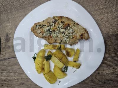 Steikas su penkių žolelių padažu pagrindine nuotrauka