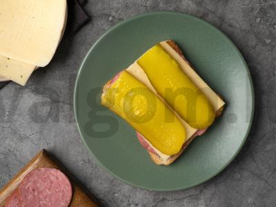 Sumuštinis su saliami ir agurkais Žingsnis 2