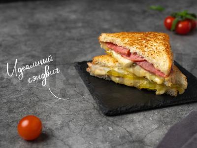 Sumuštinis su saliami ir agurkais pagrindine nuotrauka