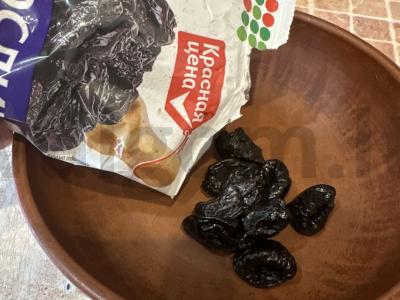 Kepti kiaulienos steikai su džiovintomis slyvomis ir sūriu Žingsnis 1