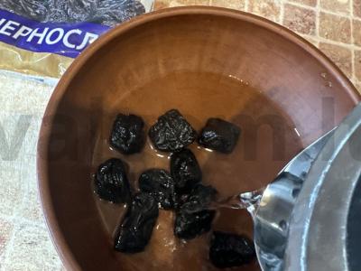 Kepti kiaulienos steikai su džiovintomis slyvomis ir sūriu Žingsnis 2