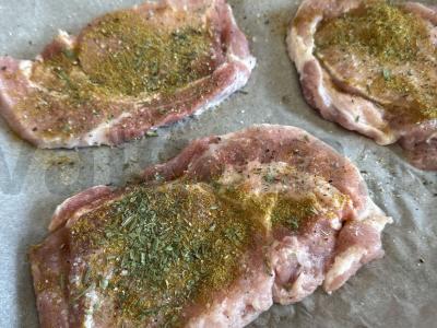 Kepti kiaulienos steikai su džiovintomis slyvomis ir sūriu Žingsnis 4