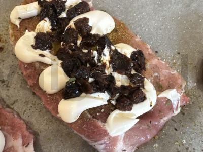 Kepti kiaulienos steikai su džiovintomis slyvomis ir sūriu Žingsnis 7