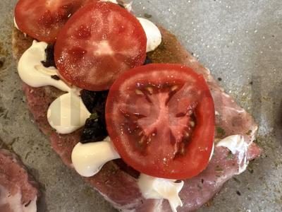 Kepti kiaulienos steikai su džiovintomis slyvomis ir sūriu Žingsnis 9