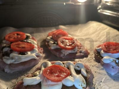 Kepti kiaulienos steikai su džiovintomis slyvomis ir sūriu Žingsnis 10