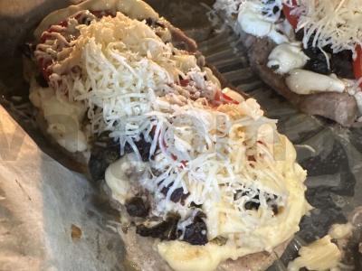 Kepti kiaulienos steikai su džiovintomis slyvomis ir sūriu Žingsnis 12