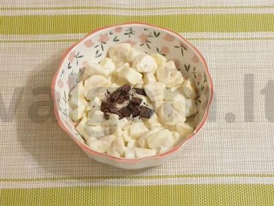 Vaisių salotos su šokoladu ir jogurtu pagrindine nuotrauka