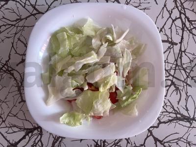 Salotos su vyšniniais pomidorais, sūriu, žolelėmis ir sausainiais Žingsnis 1