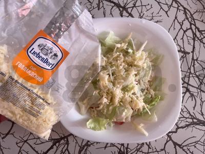 Salotos su vyšniniais pomidorais, sūriu, žolelėmis ir sausainiais Žingsnis 2